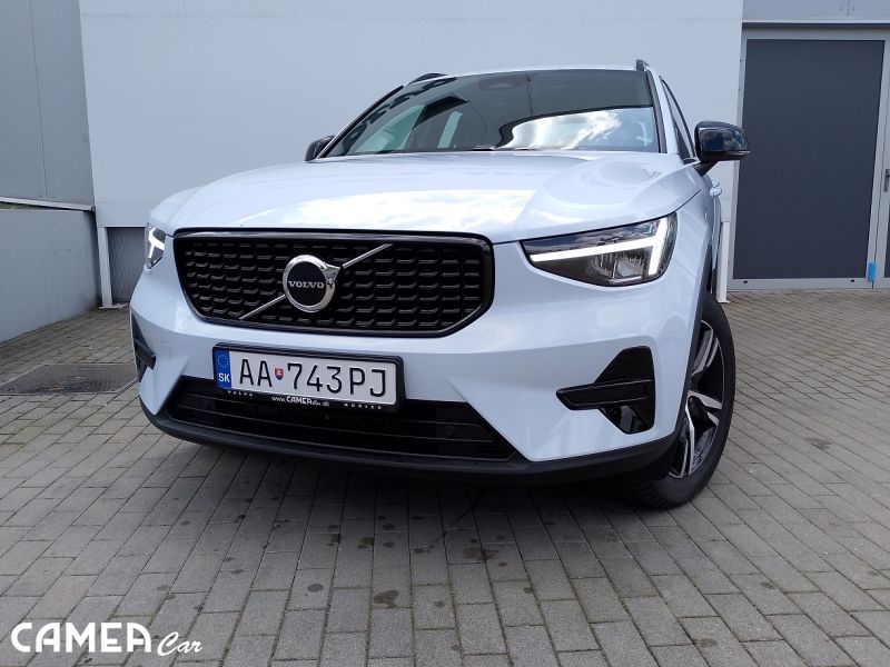 VOLVO XC40 B3 FWD 120kW AT7 PLUS DARK Mild-Hybrid benzín
