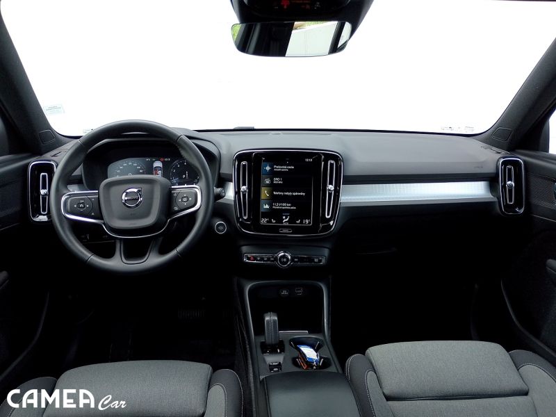 VOLVO SELEKT XC40 Momentum Pro B4 FWD mild hybrid benzín