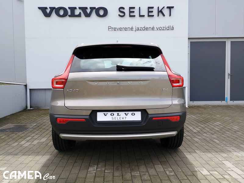 VOLVO SELEKT XC40 Momentum Pro B4 FWD mild hybrid benzín