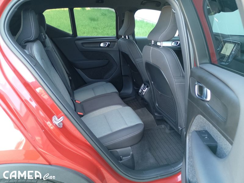 VOLVO SELEKT XC40 B3 FWD 120kW AT7 CORE  Mild hybrid/benzín rezerve