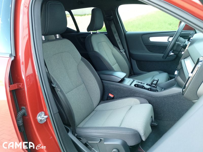 VOLVO SELEKT XC40 B3 FWD 120kW AT7 CORE  Mild hybrid/benzín rezerve