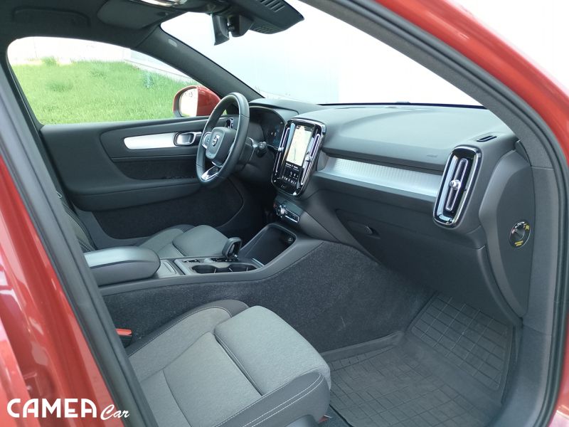 VOLVO SELEKT XC40 B3 FWD 120kW AT7 CORE  Mild hybrid/benzín rezerve