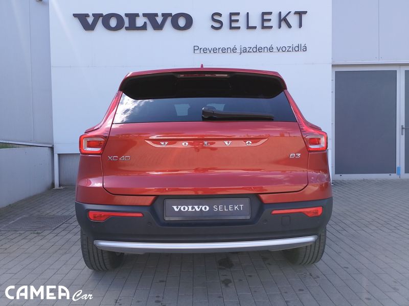 VOLVO SELEKT XC40 B3 FWD 120kW AT7 CORE  Mild hybrid/benzín rezerve