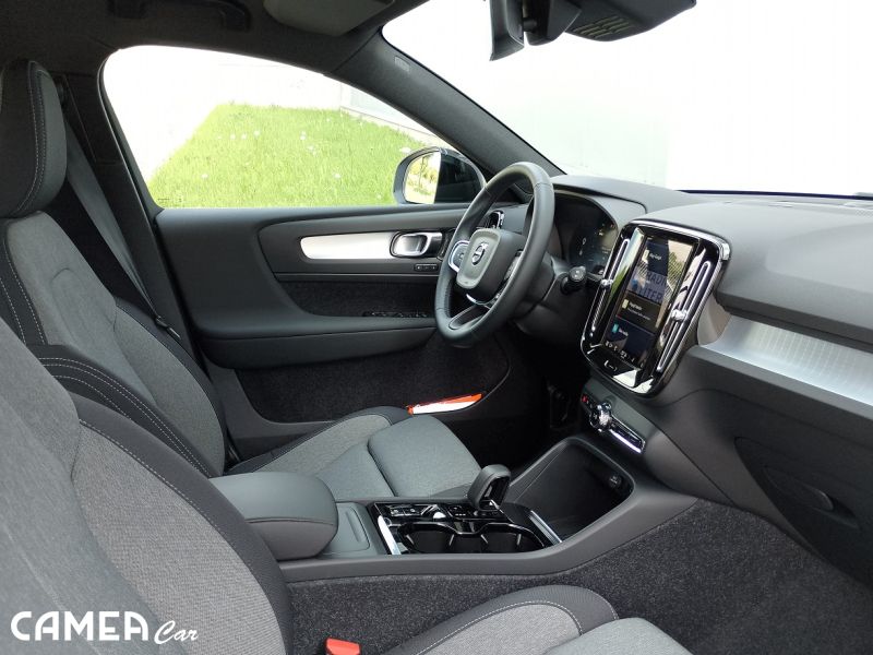 VOLVO XC40 B3 FWD 120kW AT7 PLUS DARK Mild-Hybrid benzín