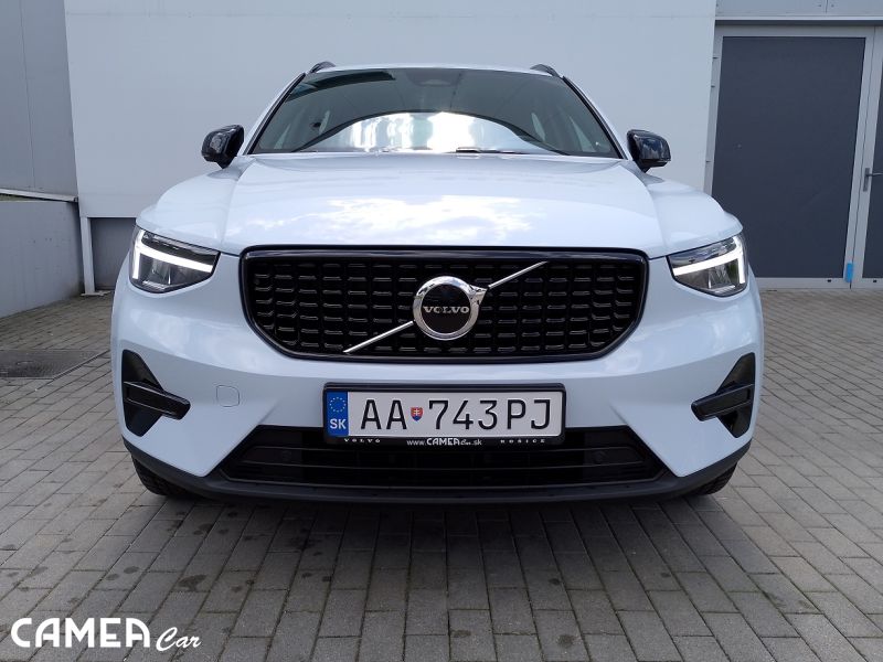 VOLVO XC40 B3 FWD 120kW AT7 PLUS DARK Mild-Hybrid benzín