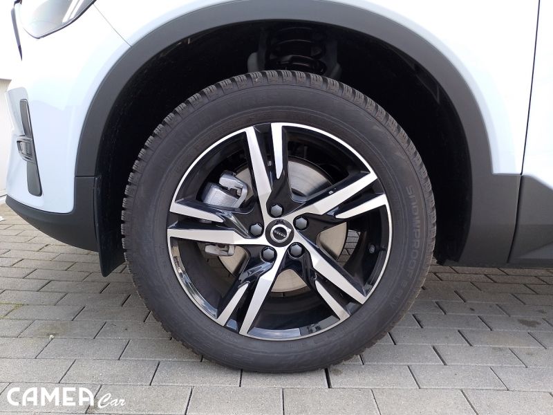 VOLVO XC40 B3 FWD 120kW AT7 PLUS DARK Mild-Hybrid benzín