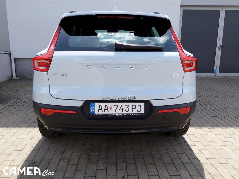 VOLVO XC40 B3 FWD 120kW AT7 PLUS DARK Mild-Hybrid benzín