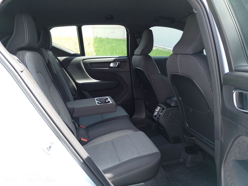 VOLVO XC40 B3 FWD 120kW AT7 PLUS DARK Mild-Hybrid benzín