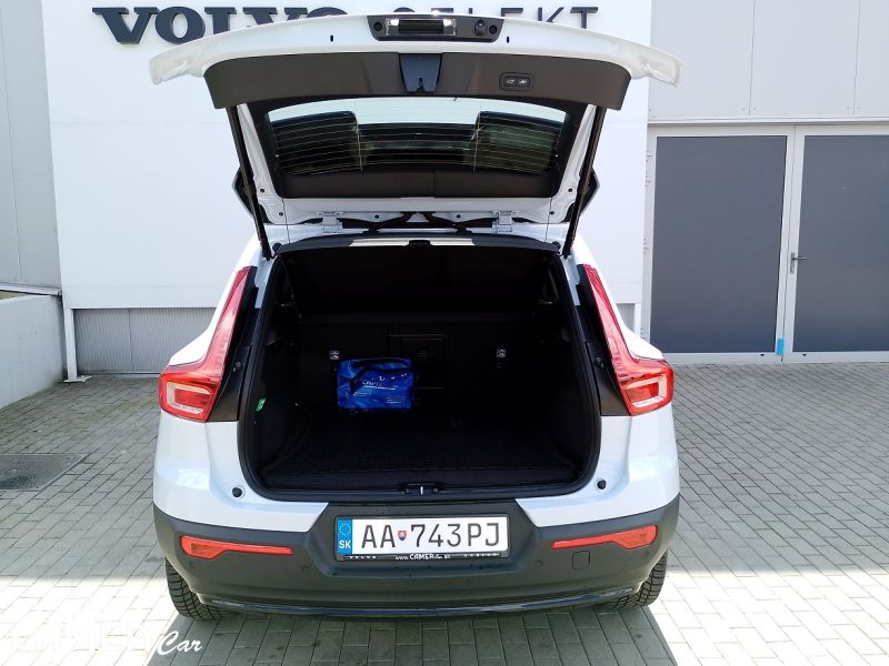VOLVO XC40 B3 FWD 120kW AT7 PLUS DARK Mild-Hybrid benzín