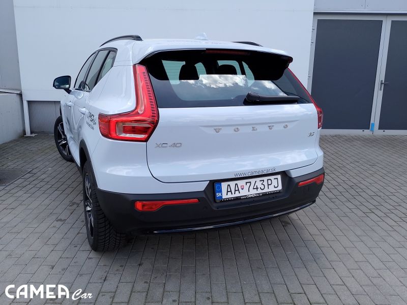 VOLVO XC40 B3 FWD 120kW AT7 PLUS DARK Mild-Hybrid benzín
