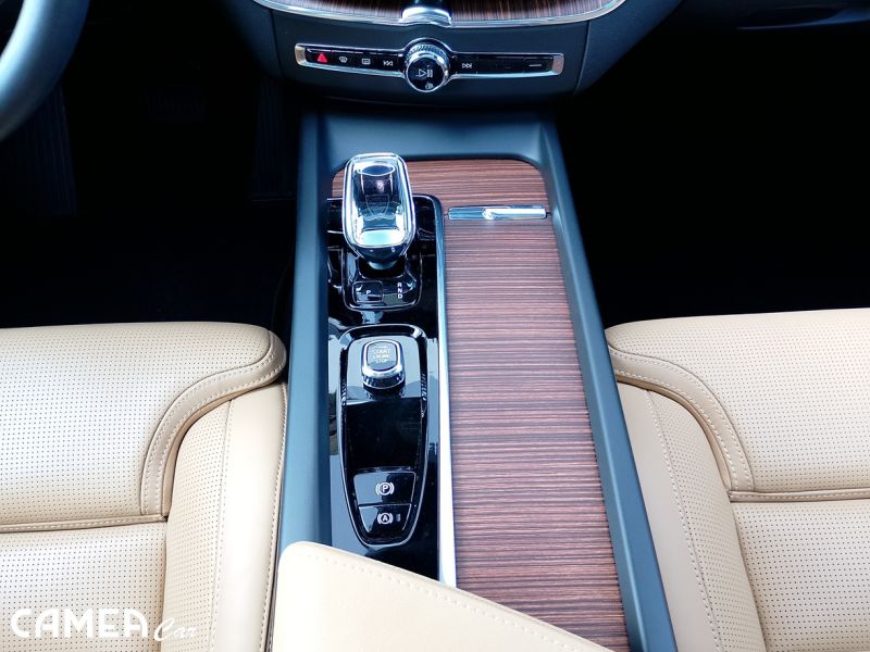 VOLVO XC60 T8 eAWD Plug in Hybrid/benzín PLUS/BRIGHT