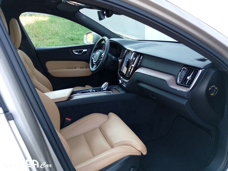 VOLVO XC60 T8 eAWD Plug in Hybrid/benzín PLUS/BRIGHT