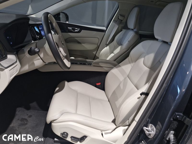 VOLVO XC60 B5 AWD MILD/HYBRID benzín PLUS/DARK