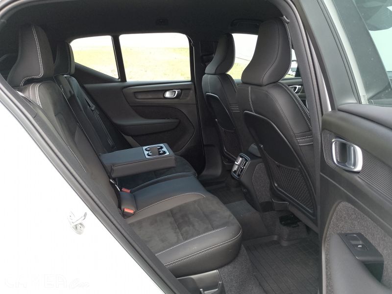 VOLVO SELEKT XC40 B3 FWD 120kW AT7 PLUS DARK PIXEL LED + ťažné zariadenie, nástupné prahy