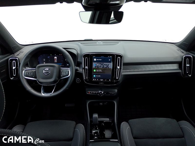 VOLVO SELEKT XC40 B3 FWD 120kW AT7 PLUS DARK PIXEL LED + ťažné zariadenie, nástupné prahy