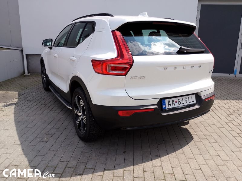 VOLVO SELEKT XC40 B3 FWD 120kW AT7 PLUS DARK PIXEL LED + ťažné zariadenie, nástupné prahy
