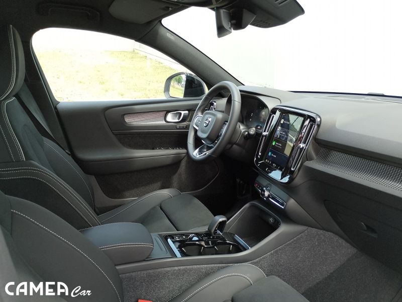 VOLVO SELEKT XC40 B3 FWD 120kW AT7 PLUS DARK PIXEL LED + ťažné zariadenie, nástupné prahy