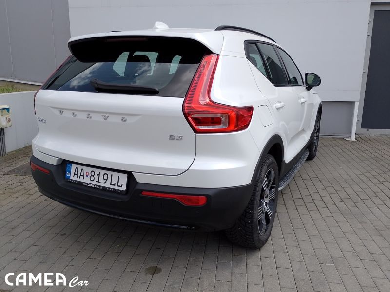 VOLVO SELEKT XC40 B3 FWD 120kW AT7 PLUS DARK PIXEL LED + ťažné zariadenie, nástupné prahy