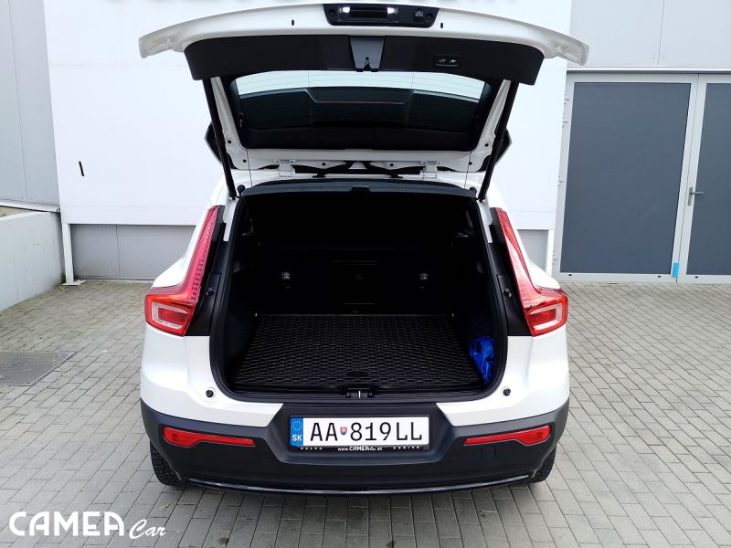 VOLVO SELEKT XC40 B3 FWD 120kW AT7 PLUS DARK PIXEL LED + ťažné zariadenie, nástupné prahy