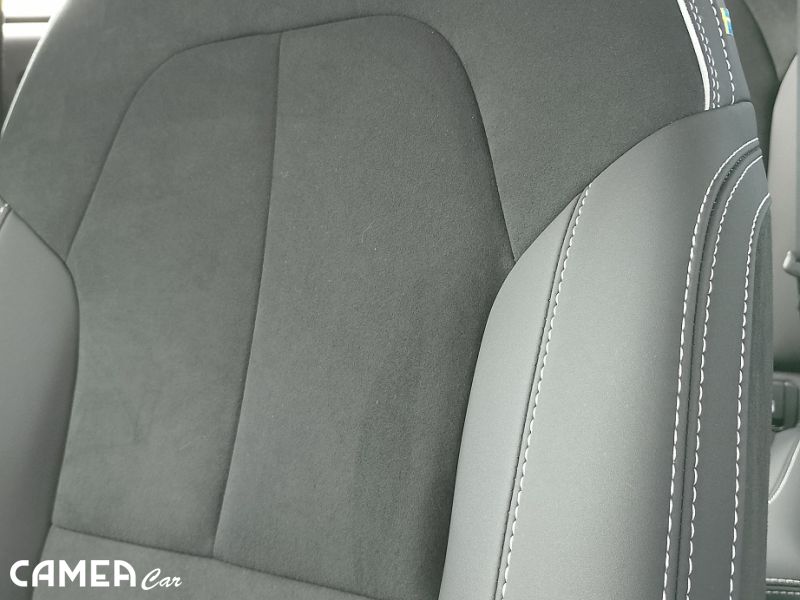 VOLVO SELEKT XC40 B3 FWD 120kW AT7 PLUS DARK PIXEL LED + ťažné zariadenie, nástupné prahy