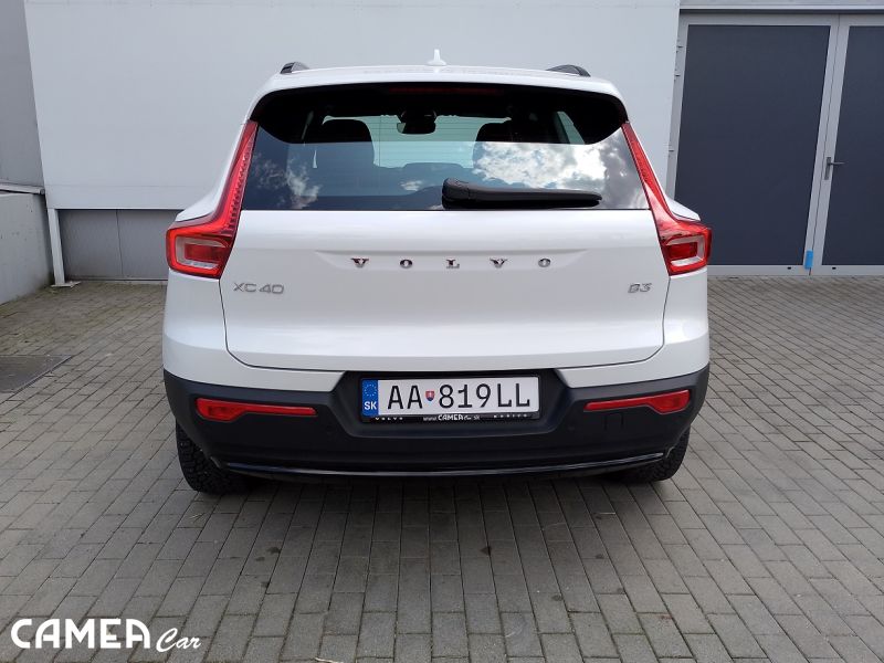 VOLVO SELEKT XC40 B3 FWD 120kW AT7 PLUS DARK PIXEL LED + ťažné zariadenie, nástupné prahy