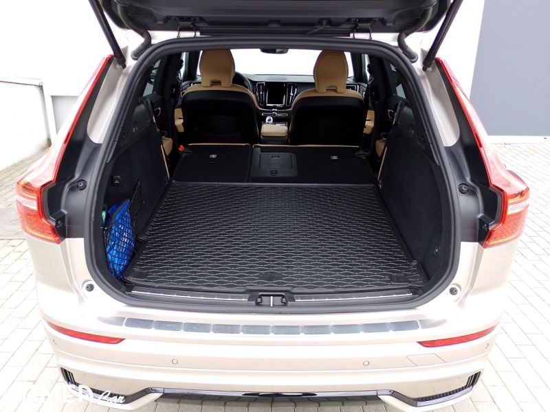 VOLVO SELEKT XC60 B5 AWD MILD-HYBRID PLUS/DARK ťažné zariadenie + POLESTAR