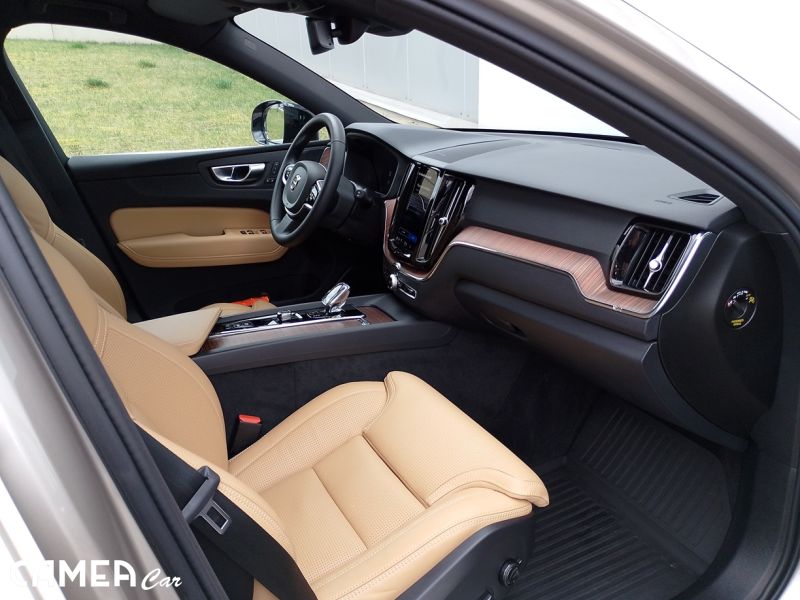 VOLVO SELEKT XC60 B5 AWD MILD-HYBRID PLUS/DARK ťažné zariadenie + POLESTAR