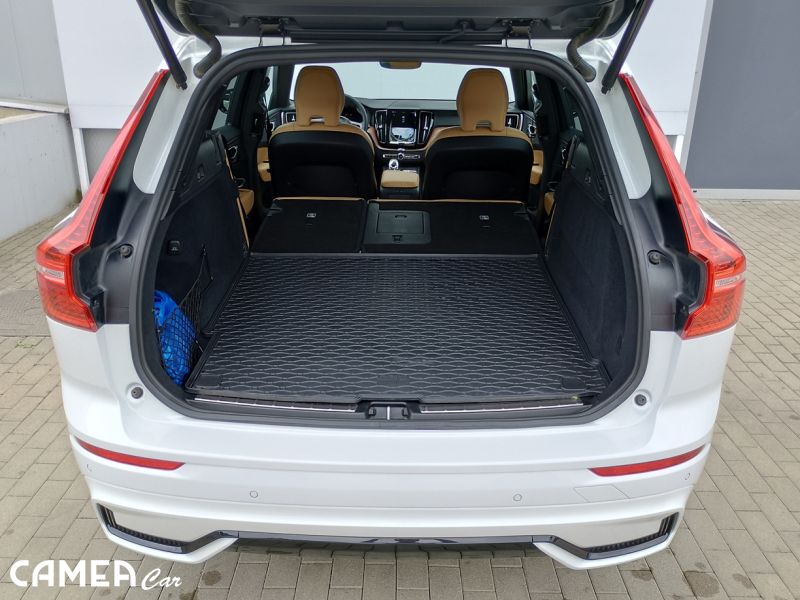 VOLVO SELEKT XC60 B5 AWD MILD-HYBRID/benzín PLUS/DARK POLESTAR