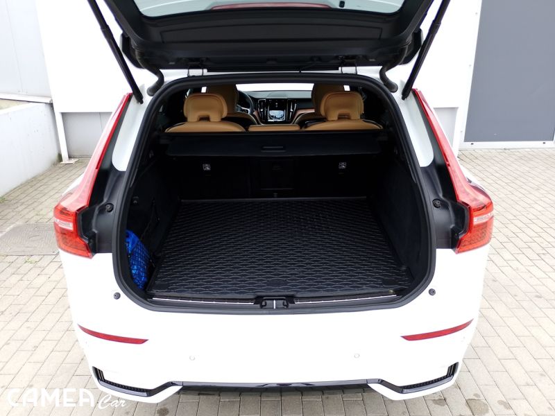 VOLVO SELEKT XC60 B5 AWD MILD-HYBRID/benzín PLUS/DARK POLESTAR