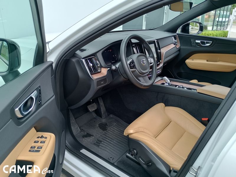 VOLVO SELEKT XC60 B5 AWD MILD-HYBRID/benzín PLUS/DARK POLESTAR