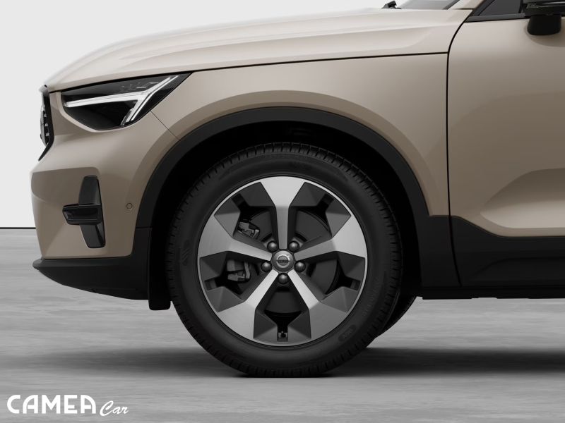 VOLVO XC40 B3 FWD 120kW PLUS/DARK AT7 MY*26