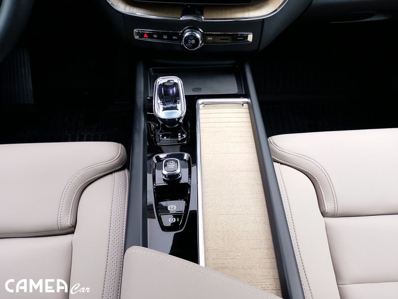 VOLVO XC60 T8 AWD PLUG-IN HYBRID PLUS/DARK MY*26