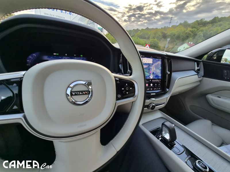 VOLVO XC60 B5 AWD Mild Hybrid PLUS/DARK v záruke