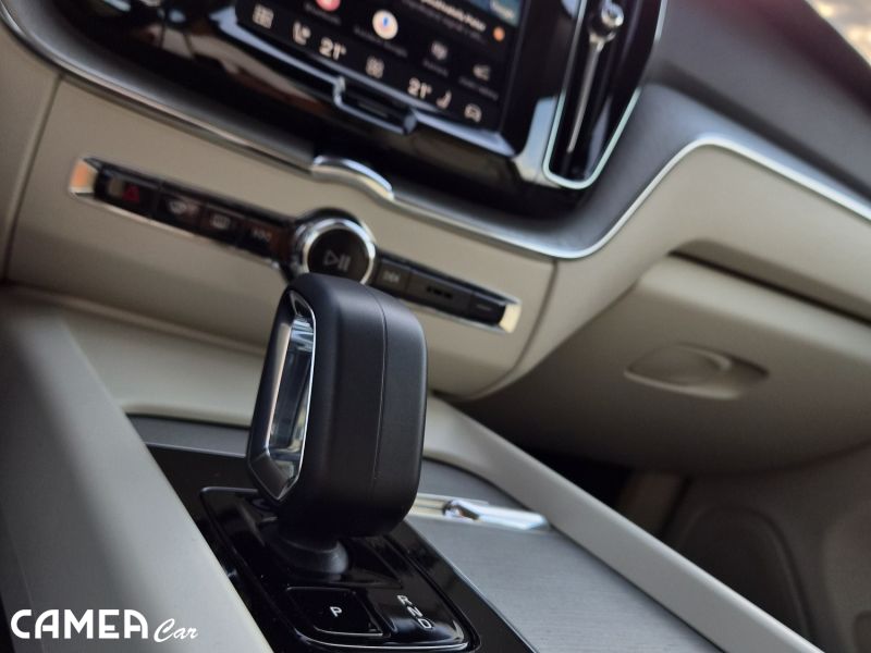 VOLVO XC60 B5 AWD Mild Hybrid PLUS/DARK v záruke