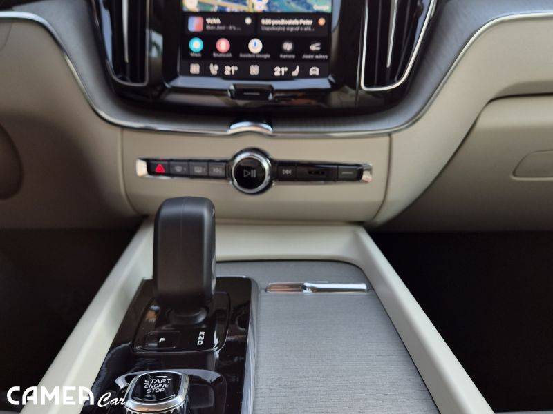 VOLVO XC60 B5 AWD Mild Hybrid PLUS/DARK v záruke