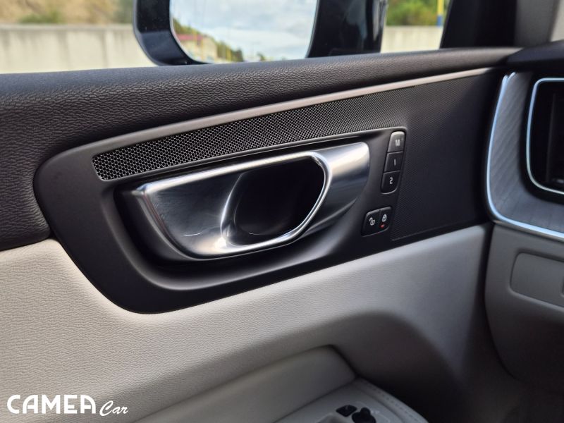 VOLVO XC60 B5 AWD Mild Hybrid PLUS/DARK v záruke