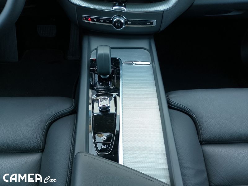VOLVO SELEKT XC60 B5 AWD MILD-HYBRID/benzín PLUS/DARK