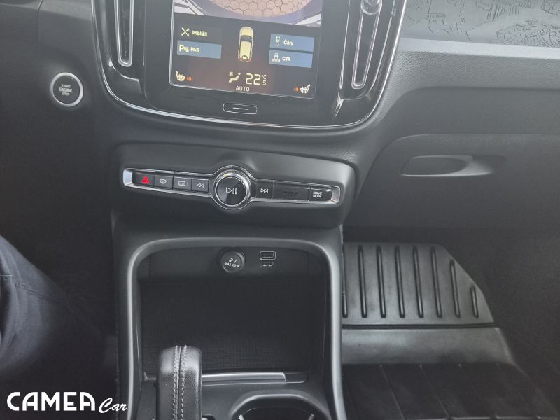 VOLVO XC40 T4 AWD 140kW MOMENTUM PRO